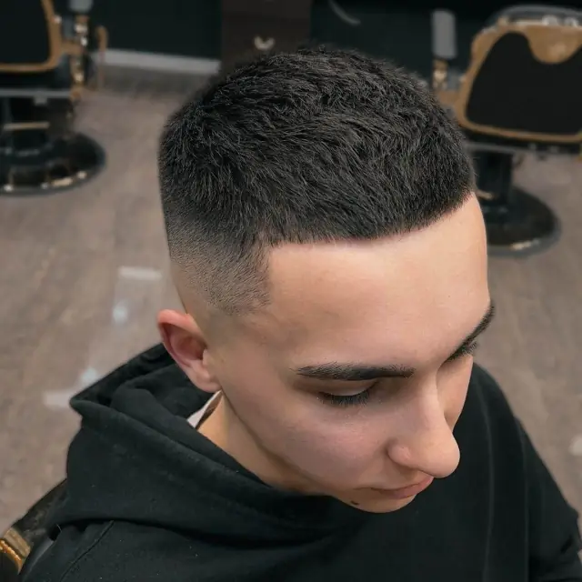 Clean fade góra w Gentlemen Barber Shop Tarnobrzeg w centrum Tarnobrzega
