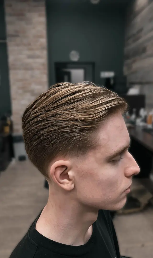 Dłuższy side part w Gentlemen Barber Shop Tarnobrzeg w centrum Tarnobrzega