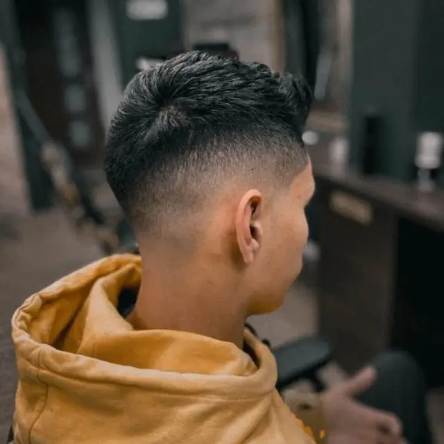 Fade tył ciemne włosy w Gentlemen Barber Shop Tarnobrzeg w centrum Tarnobrzega