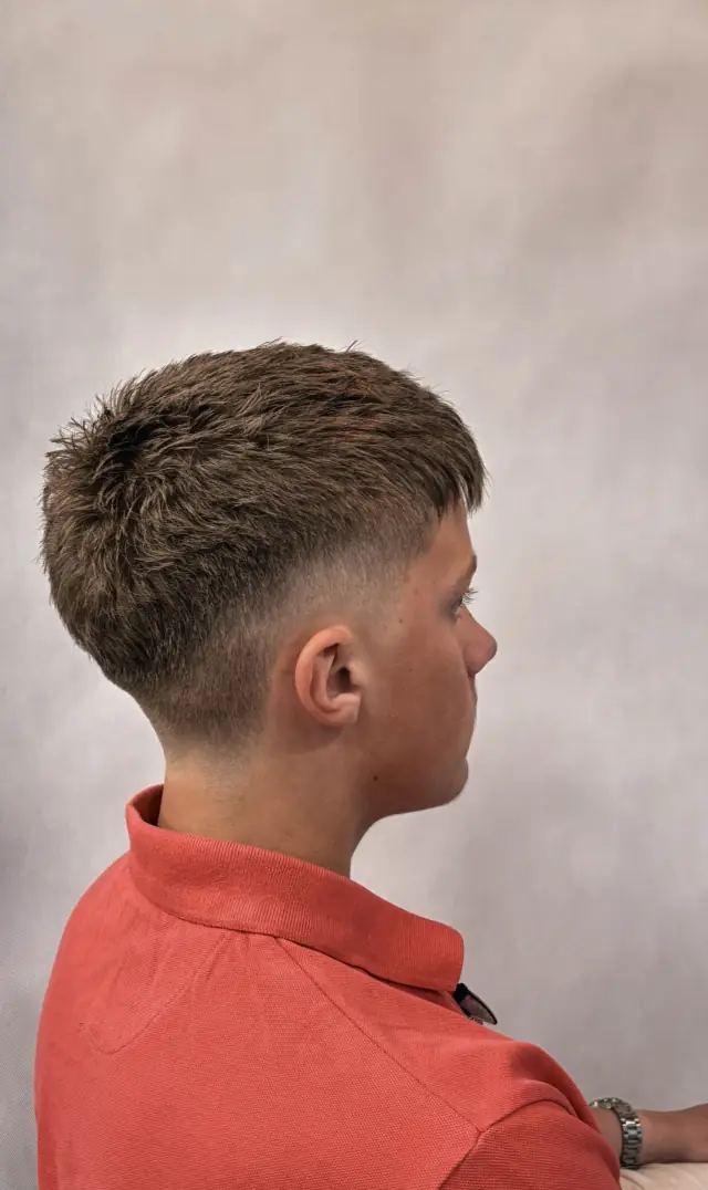 Fade w czerwonej koszulce w Gentlemen Barber Shop Tarnobrzeg w centrum Tarnobrzega