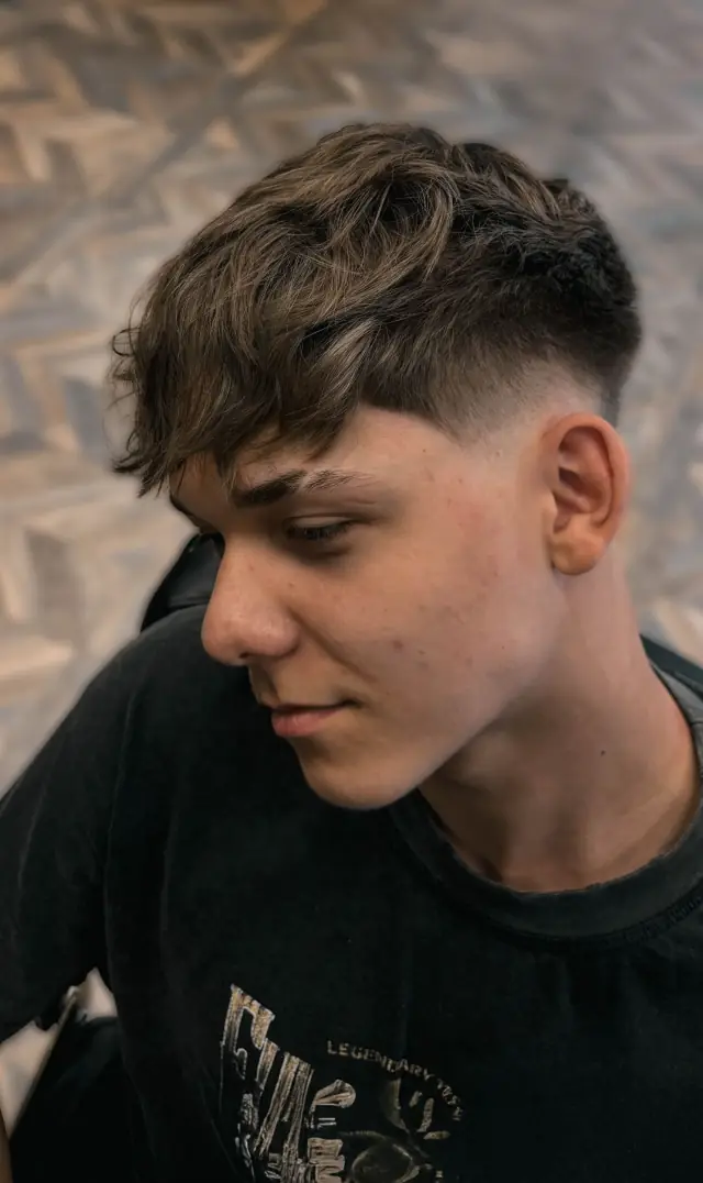 Młody klient w fotelu w Gentlemen Barber Shop Tarnobrzeg w centrum Tarnobrzega