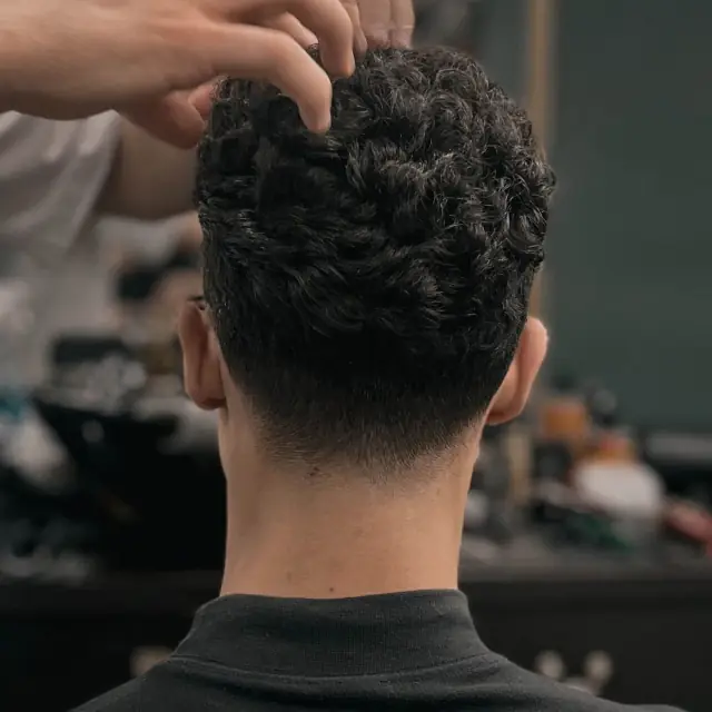 Praca przy teksturze w Gentlemen Barber Shop Tarnobrzeg w centrum Tarnobrzega