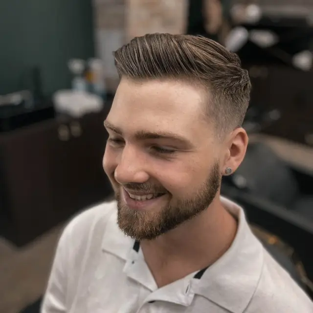 Uśmiech po wizycie w Gentlemen Barber Shop Tarnobrzeg w centrum Tarnobrzega